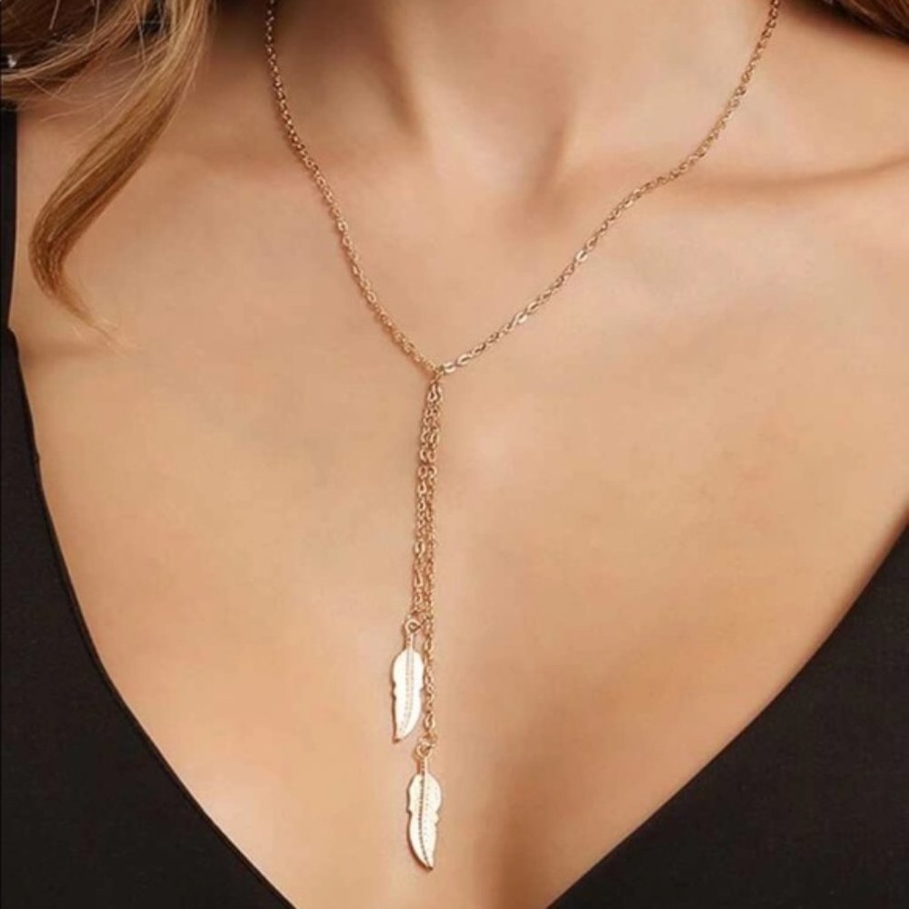 • Krista • Leaf Pendant Necklace - Picture 1 of 2